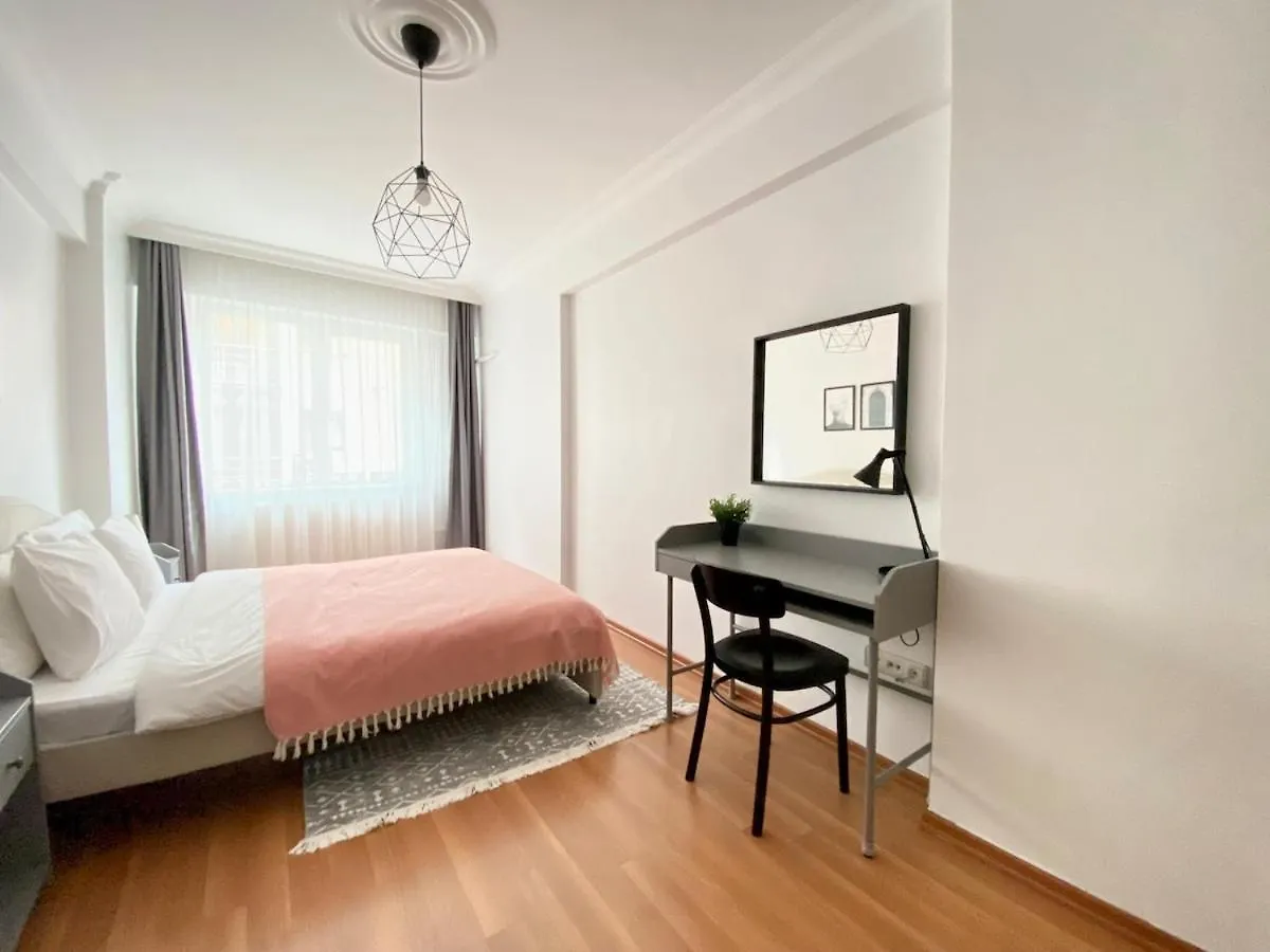 Central & Spacious Flat - No5 Istanbul Apartment